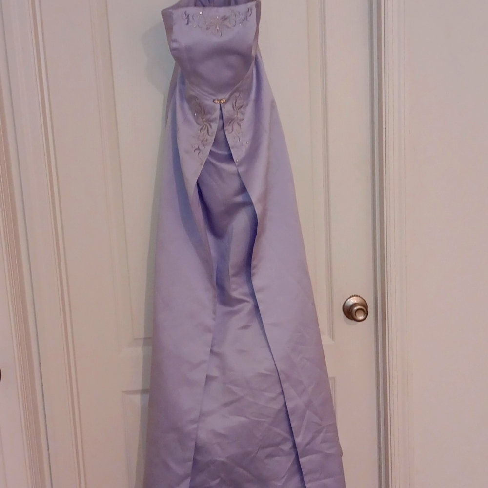 Michaelungela is an elegant, long, gorgeous dress